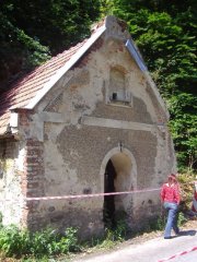 kaple poškozená po pádu stromu