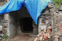 provizorní zastřešení odbourané kaple s objeveným prostorem jeskyňky
