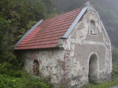 původní kaple - pohled zepředu zleva