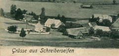 pohled na hřbitovem s kostelem a márnicí (márnice je částečně za levým stromem)