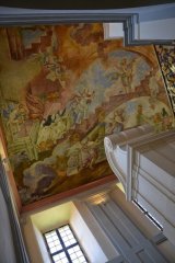 Luxova freska nad schodištěm s premonstrátskými řeholnicemi