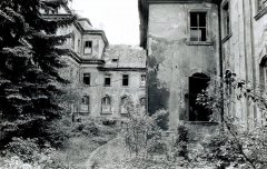 klášter zdevastovaný armádou