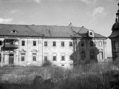 klášter zdevastovaný armádou