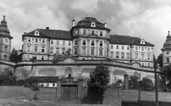 průčelí kláštera