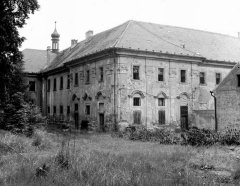 klášter zdevastovaný armádou