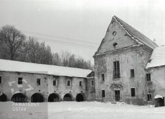 klášter s areálem