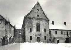 klášter s areálem