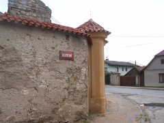 pohled zezadu zleva