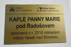 pamětní tabulka na kapli