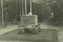 historické foto kaple (vlevo od pomníku dělostřelců)