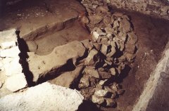 zbytky apsidy původního kostela z přelomu 11. a 12. století