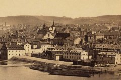 historické foto kostela (uprostřed před kostelem sv. Šimona a sv. Judy)