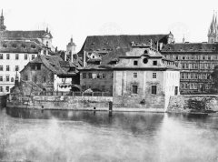 historické foto kostela (uprostřed v pozadí)