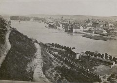 historické foto kostela (vpravo od středu, v pozadí před kostelem sv. Šimona a sv. Judy)