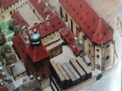 kostel na tzv. Langweilově modelu Prahy, realistickém papírovém modelu z let 1826 - 1837 (vpravo)