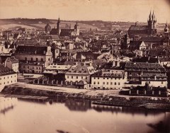 historické foto kostela (vlevo v popředí)