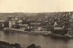 historické foto kostela (vlevo od středu, před kostelem sv. Šimona a sv. Judy)