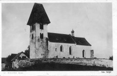 dobová pohlednice kostela a márnice před ním