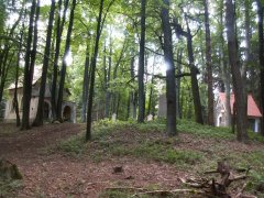kaple sv. Jáchyma, kaple Kalvárie a několik obnovených zastavení křížové cesty