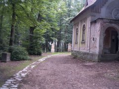 kaple sv. Jáchyma a několik obnovených zastavení křížové cesty
