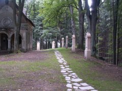 kaple sv. Jáchyma a několik obnovených zastavení křížové cesty