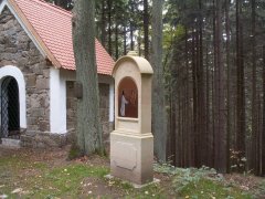 zastavení křížové cesty zepředu zprava a kaple Kalvárie