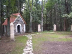 kaple Kalvárie a několik obnovených zastavení křížové cesty