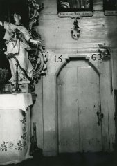 historické foto interiéru původního kostela - dveře do sakristie s letopočtem 1563