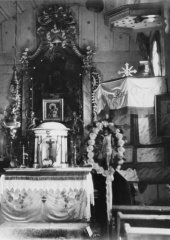 historické foto interiéru původního kostela - hlavní oltář