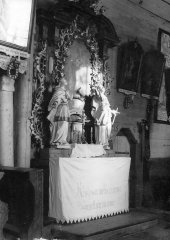 historické foto interiéru původního kostela - postranní oltář