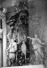 historické foto interiéru původního kostela - boční oltář