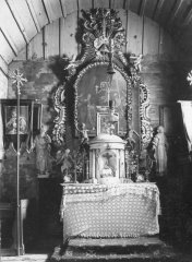 historické foto interiéru původního kostela - hlavní oltář