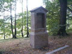 4. zastavení křížové cesty zepředu zleva