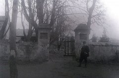 historické foto vstupní brány hřbitova