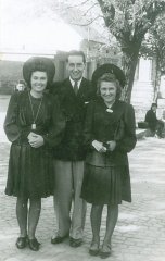 historické foto původní kapličky (zcela vpravo, za stromem)