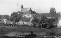 historické foto kaple (před budovou školy)