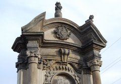 kaplička po restauraci  - horní část průčelí