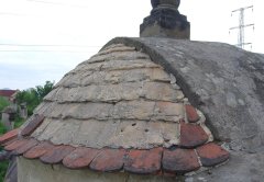kaplička před restaurací - poškozená střecha