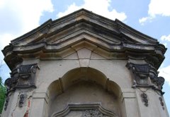 kaplička před restaurací - horní část průčelí