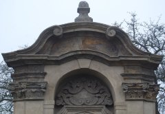 kaplička po restauraci - horní část průčelí