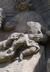 pohled do interiéru - reliéf před restaurací