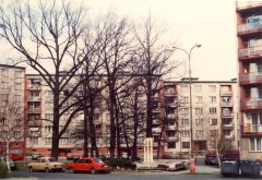 Kašna pěti pramenů, postavedná při výstavbě sídliště (kaple stála několik metrů směrem doprava dozadu za kašnou)