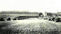 na fotografii z roku 1900 již kostnice chybí