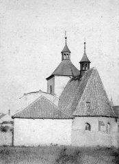 historické foto kostnice (v popředí)
