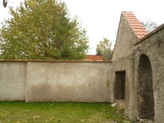 poustevna po požáru - zbytky ohradních zdí