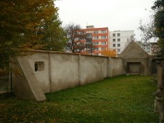 poustevna po požáru - zbytky ohradních zdí