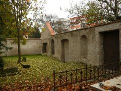 poustevna po požáru - zbytky ohradních zdí