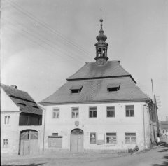 sanktusník s hodinami na střeše radnice