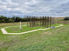 památník připomínající zaniklý kostel