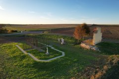 památník připomínající zaniklý kostel